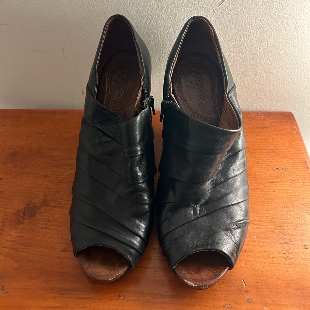 Select Shoes 2/$13 Naya  Genesis Black Leather Wedge Heel Side Zip Ankle Booties